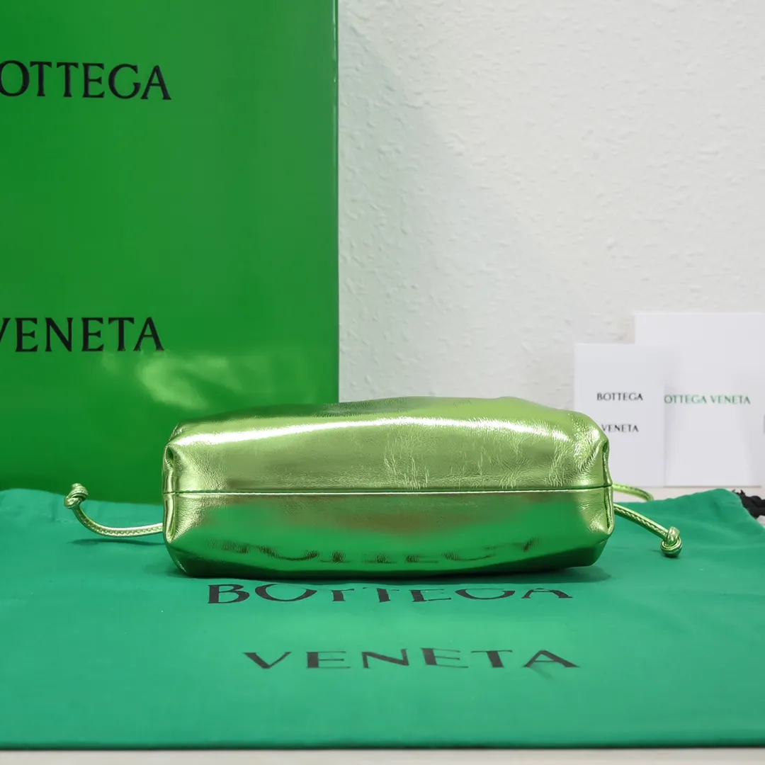 B's new product is online. The most popular cloud crossbody bag has new samples! If you think the original look is ordinary, then you will definitely like this one😍 The leaf-green slightly wrinkled bright metal and the often woven appearance present a classic work with a cool high-end feel. The look is already super cool when you pick it up. You must have the most special color. Size: 22x12x7, model: 6671#